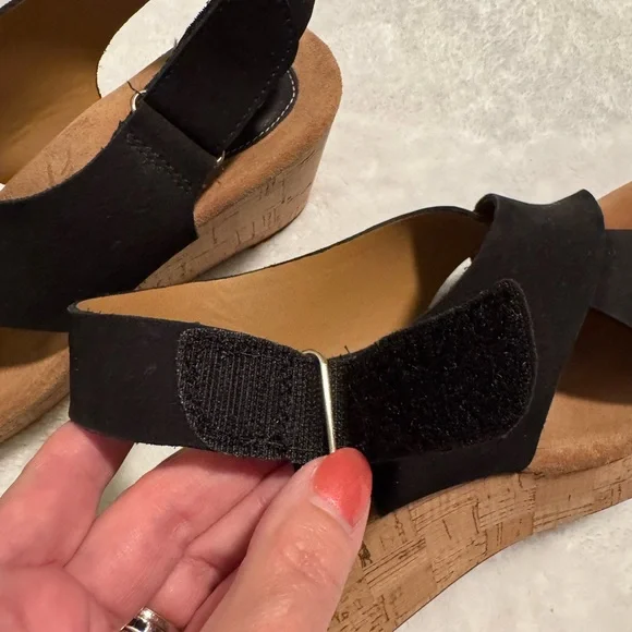 Clarks Women's Black and Tan Sandals - Picture 10 of 11